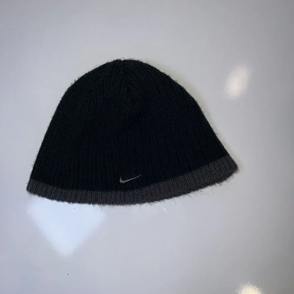 Nike Boys Swoosh Black Gray Winter Hat Beanie 9A2422-023‎ Youth